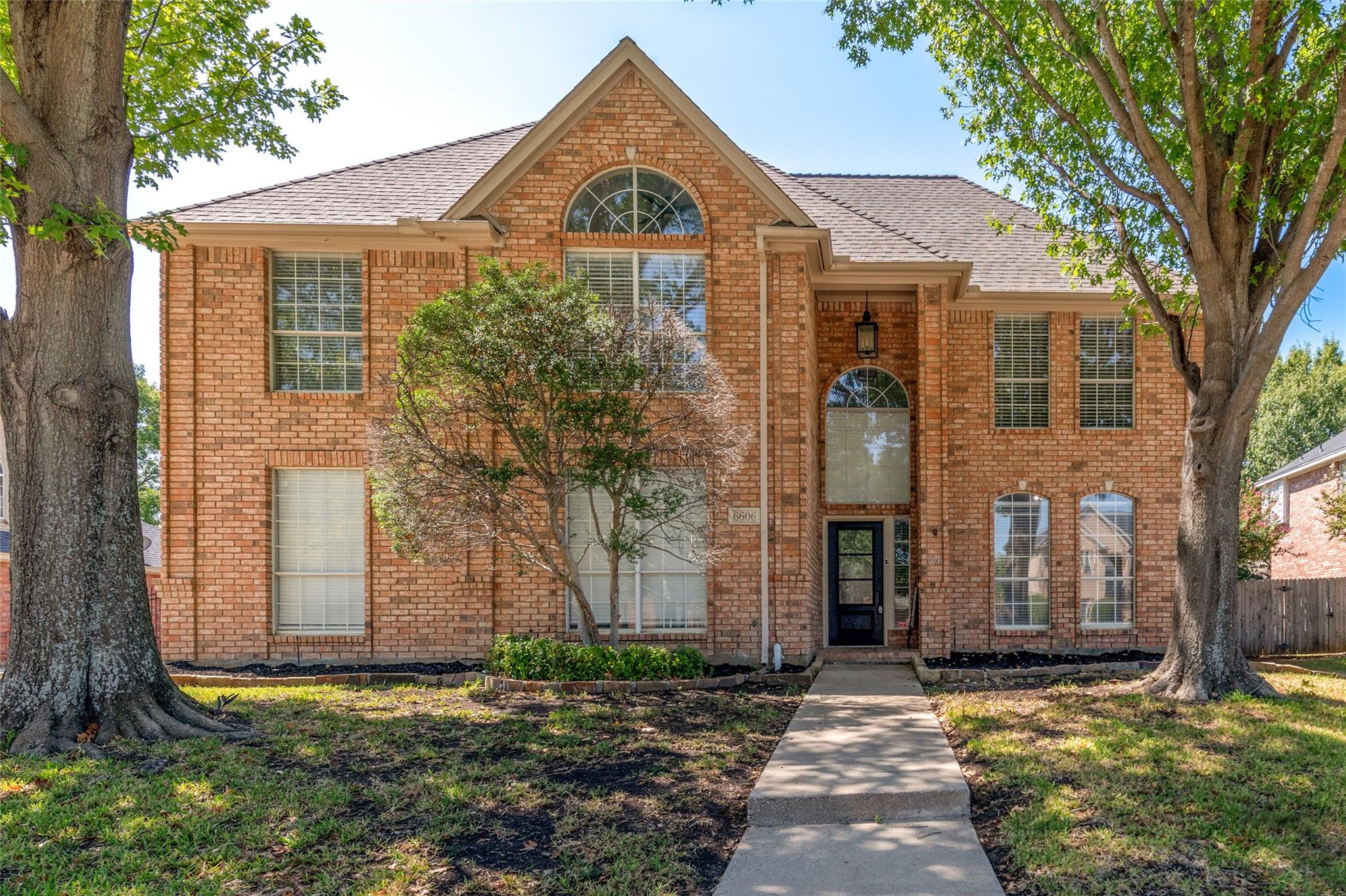 Elegant Five-Bedroom Home in Prime Colleyville Location