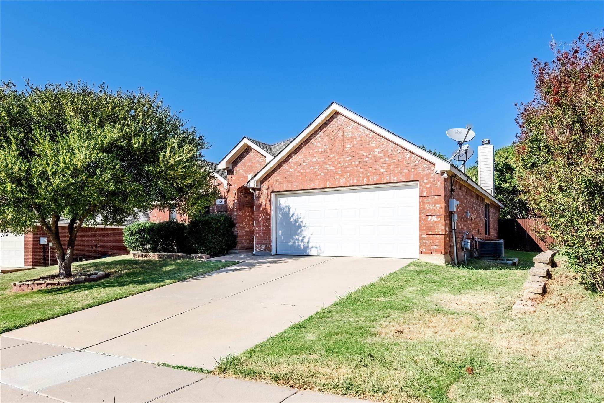 Charming Single-Story Carter Ranch Home with 4 Bedrooms, Bonus Room & Carpet-Free Living